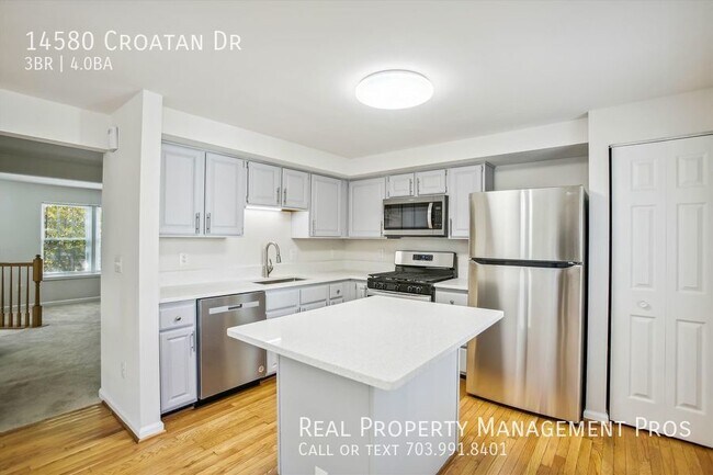Building Photo - Terrific 3 Level End Unit Townhome For Ren...