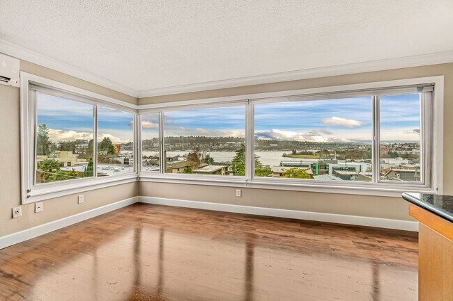 Building Photo - 1 Bedroom 1 Bathroom Eastlake Condo W/ Stunning Views