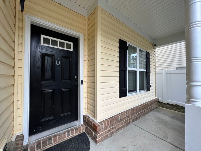 Building Photo - 3 bedroom home in sought after Whitaker Pl...