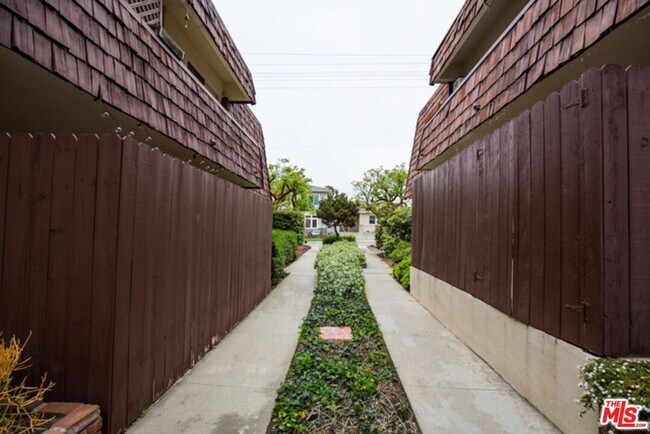 Building Photo - 2418 Graham Ave