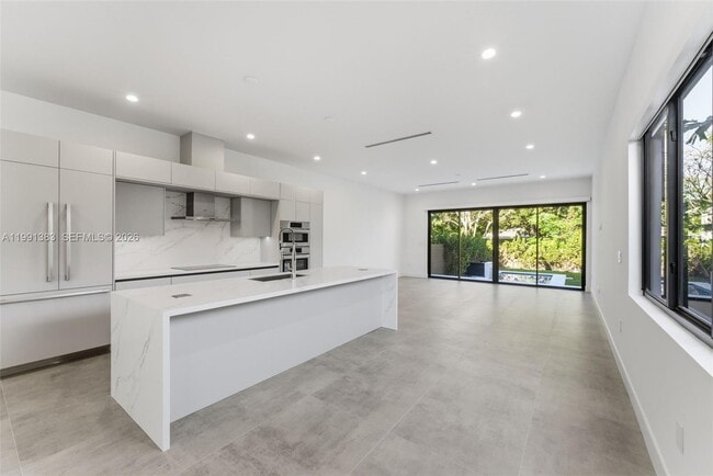 Building Photo - 2840 SW 32nd Ct