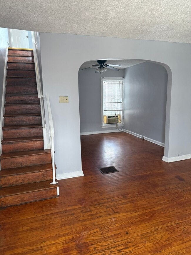 Building Photo - 3 Bedroom Home Steps to LaSalle University