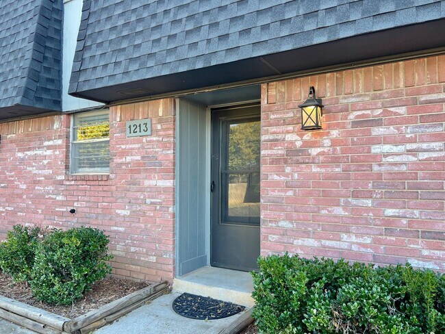 Building Photo - 1201 Lakecrest Dr