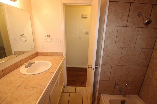 Building Photo - 211-213 Skylark Ct