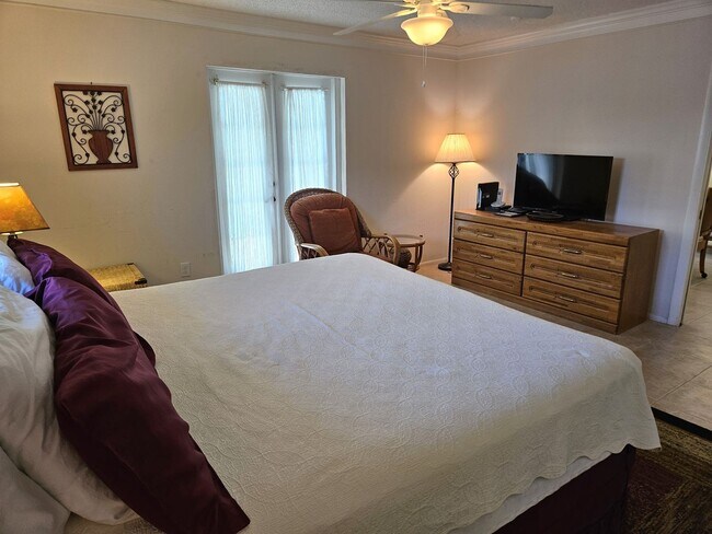 Building Photo - Seasonal Short-Term Single-Family Heated Pool Home located in Venice Gardens!