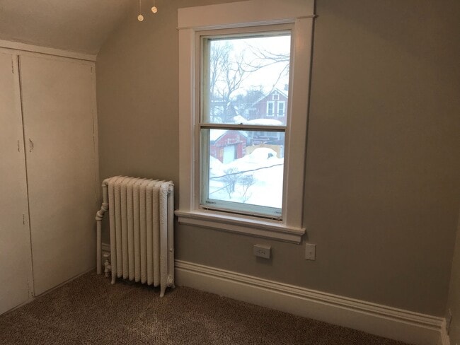 Building Photo - Recently remodeled 4 bedroom house in St P...