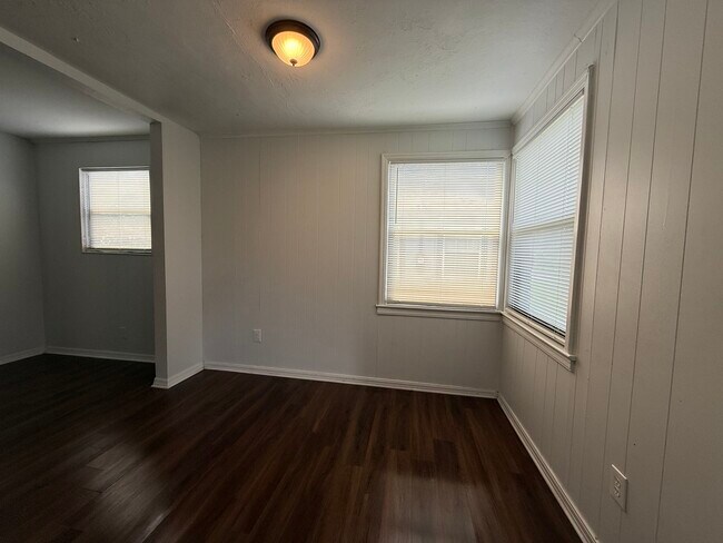 Building Photo - 1976 College Cir S