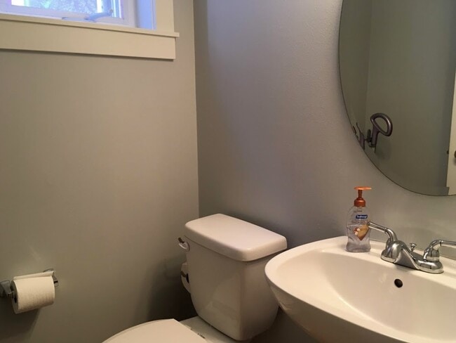 Building Photo - Spacious Townhouse for Rent -- Minutes fro...