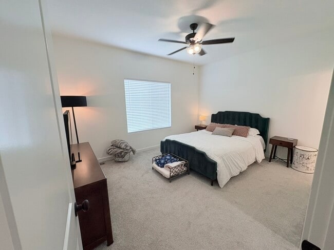 Building Photo - 5290 N Pinecrest Ct