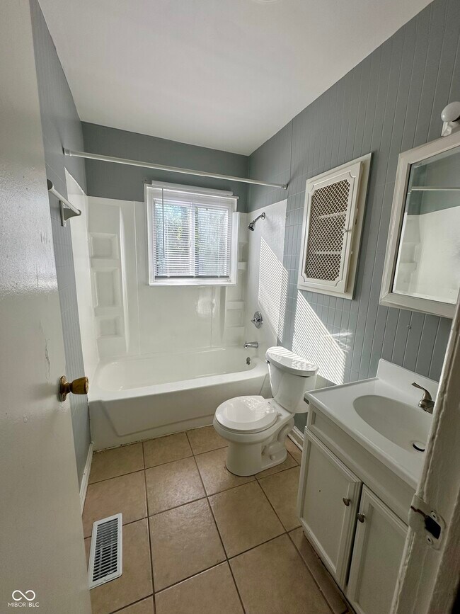 Building Photo - 3921 Malibu Dr