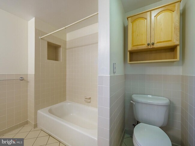 Building Photo - 2702 Navarre Dr