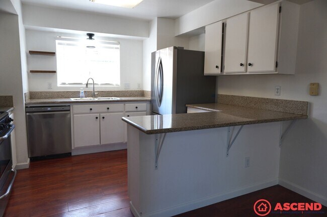 Building Photo - Cozy 3BD/2BA Home in Bakersfield's 93306 — Fully Equipped, Fireplace, Solar & All Pets Welcome!