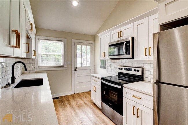 Building Photo - 196 Amy St