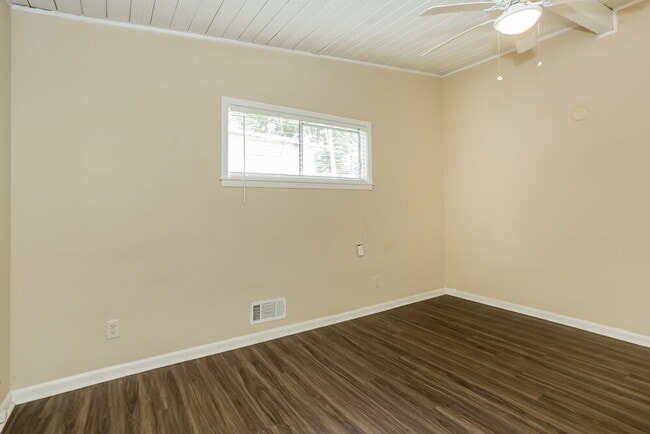 Building Photo - 2410 Ridgeway Dr