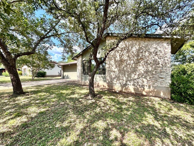 Building Photo - Cozy 3-Bedroom, 2-Bath Home with Covered D...