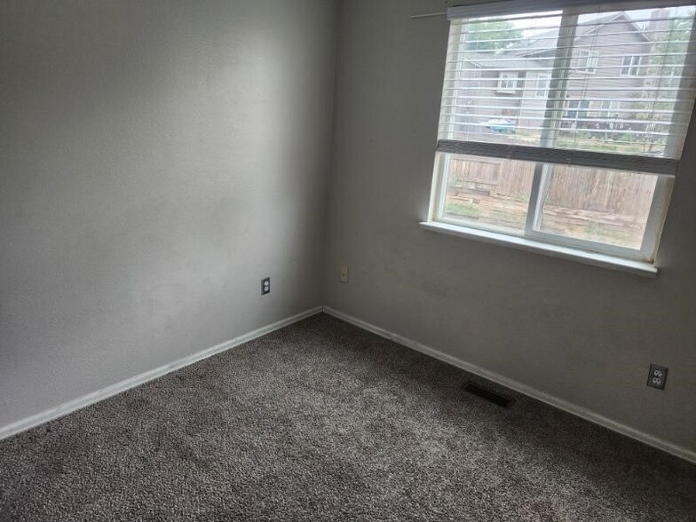 Building Photo - 3483 Foxridge Dr
