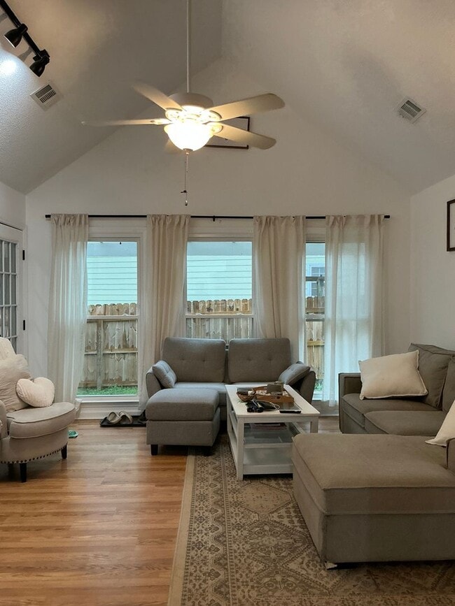 Building Photo - 2/2