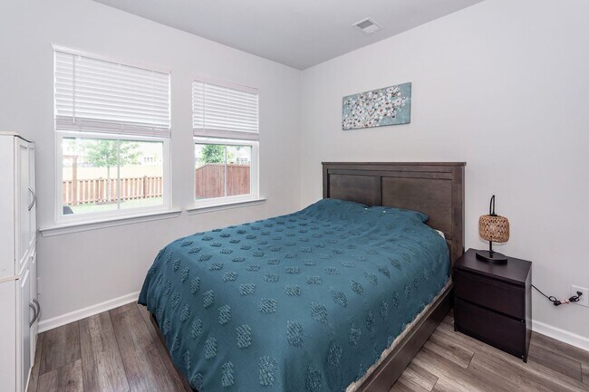Building Photo - 6 Bedroom 4.5 Bath in Limehouse Village - Summerville