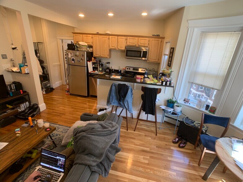 Primary Photo - 1325 Commonwealth Ave