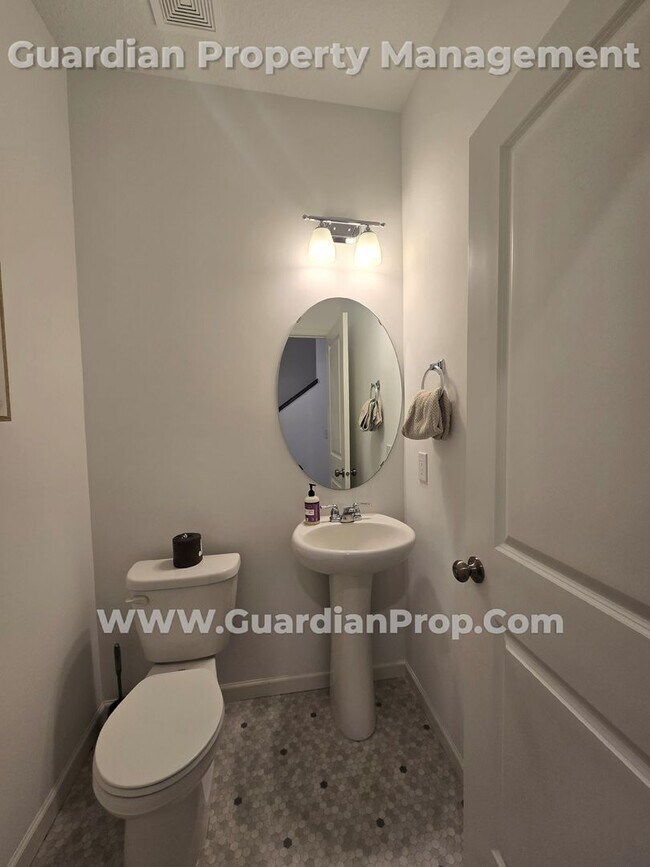 Building Photo - Lake Elmo Townhouse, Newer build, 2 Car Ga...