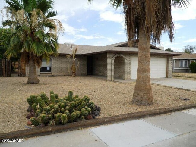 Building Photo - 9130 W Cameron Dr