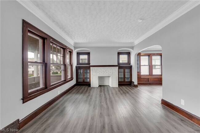 Building Photo - 10123 Greenview Ave