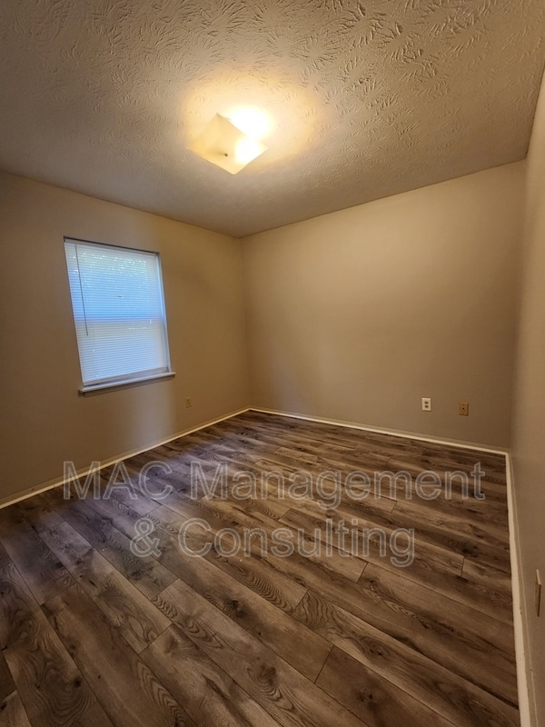 Building Photo - 1849 Summerhaven Ave