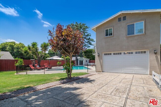Building Photo - 9231 White Oak Ave