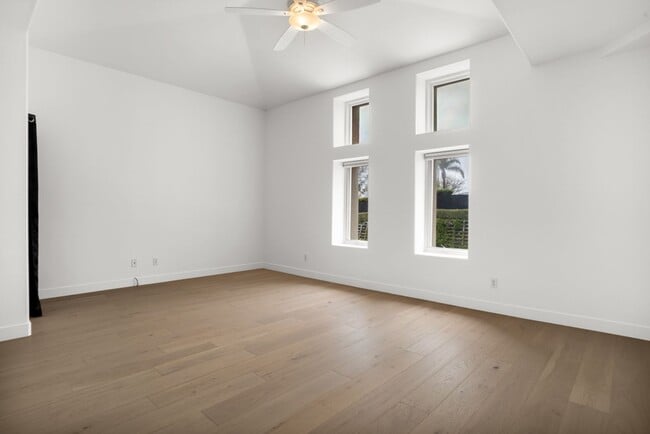 Building Photo - UPDATED LUXURY MALIBU CONDO!