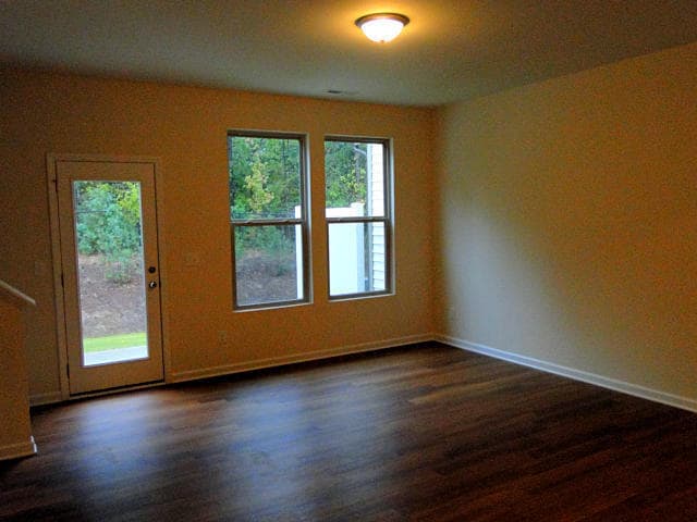 Building Photo - 3 Bedroom, 2.5 Bathroom Townhome with Office!