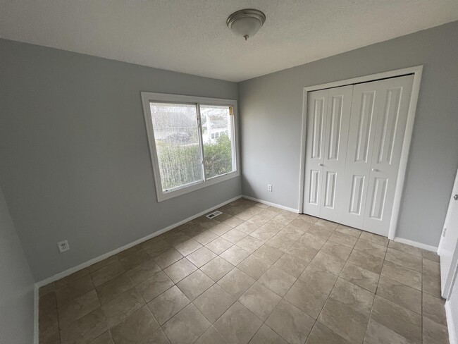 Building Photo - 37 Pershing Ln