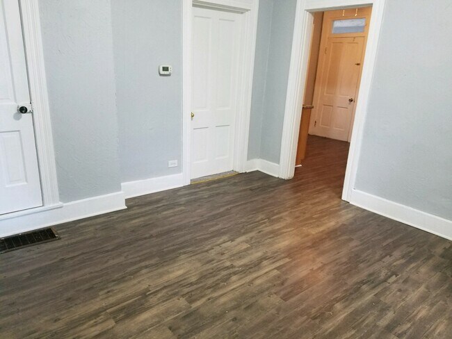 Building Photo - 618 Cottage Ave