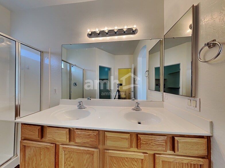 Building Photo - 8829 W Hilton Ave