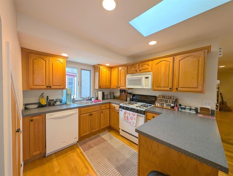 Primary Photo - 24 Burnham St