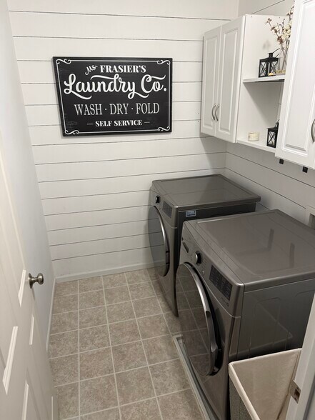 Building Photo - 452 W 84th St