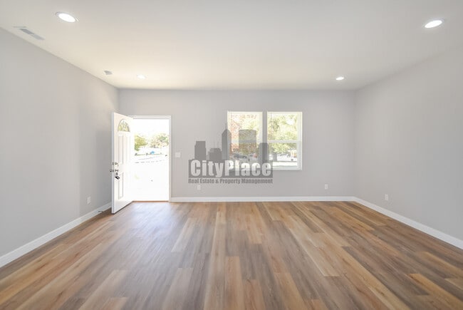 Building Photo - 2801 E Riverside Dr