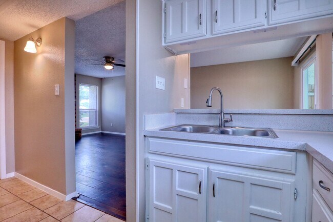 Building Photo - 413 Lakeway Dr