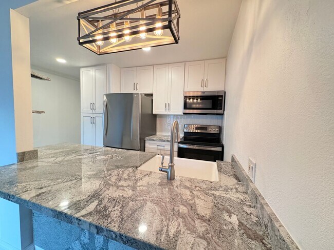 Building Photo - Beautifully Remodeled 1 BD, 1 Mile to beach