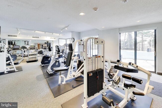 Building Photo - 1101 S Arlington Ridge Rd