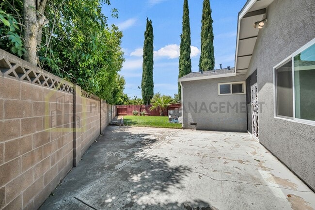 Building Photo - Charming 3-Bed Ranch Home with room for 4t...