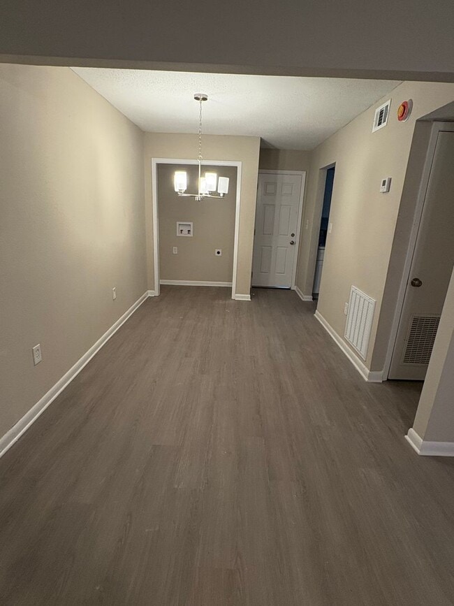Building Photo - Newly Renovated 2 Bedroom 1.5 Bathroom Townhome