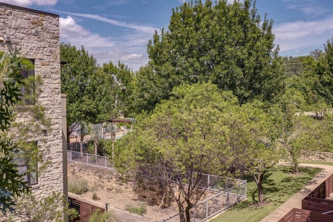 Building Photo - 2801 Dulce Ln
