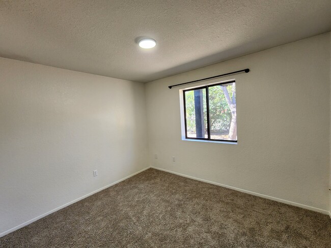 Building Photo - 1109 S Ocotillo Dr