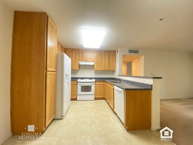 Building Photo - Must-See Charming Ground-Level 1 Bedroom Apartment