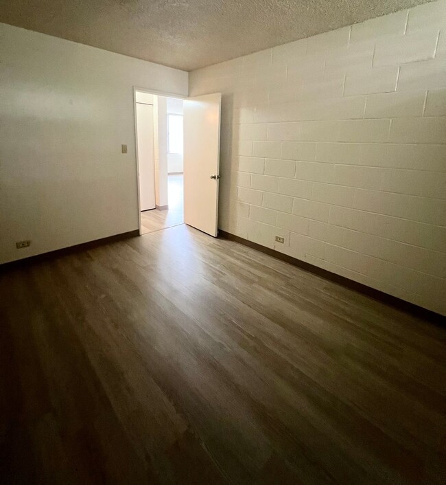 Building Photo - 1 Bedroom at Likini West* Parking * New Fl...