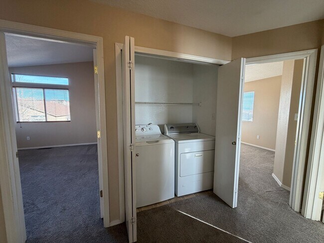 Building Photo - 4 Bedroom Home Available Near Unser Blvd NW & McMahon Blvd!