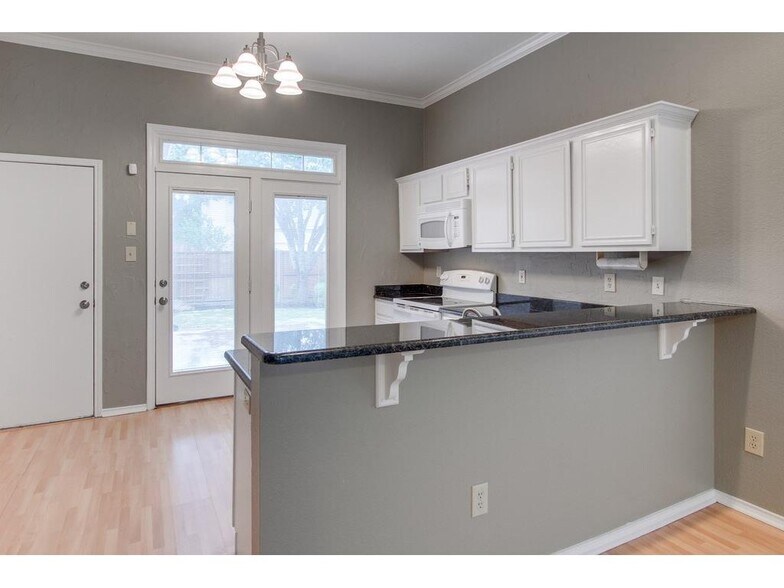 Building Photo - 546 Raintree Cir