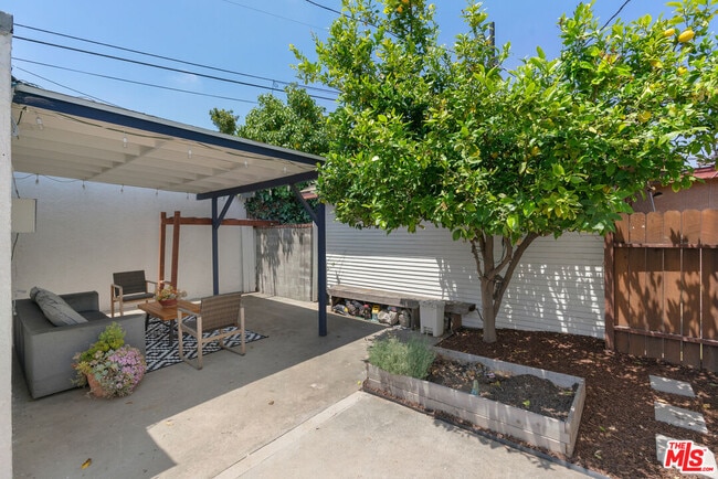 Building Photo - 2317 Vineyard Ave