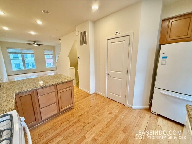 Building Photo - 1041 5th St SE