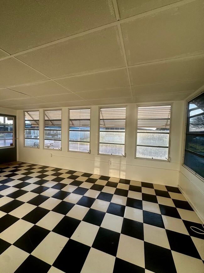 Building Photo - Welcome to your Florida retirement dream in desirable Hollywood Estates.